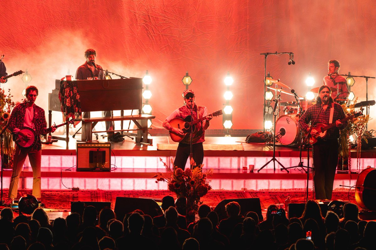 MeadowBrookAmp's tweet photo. A night with @Caamp will Keep The Blues Away 😍

📸 : Jacob Giampa https://t.co/5X4qaMdfpb