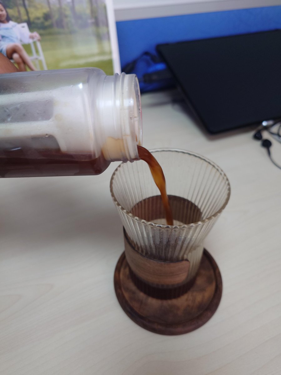 SkyeEscott's tweet photo. Ya son las 9, oficina sigue en marcha. Café frío, pantalla brillante, solo y muchos pendientes para maana. https://t.co/yb374Gybvn