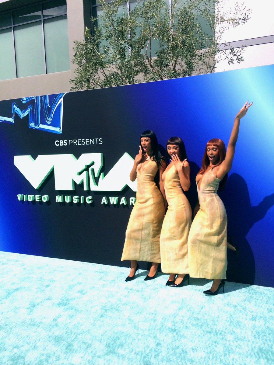 flolikethis's tweet photo. Bitch stole my look #vmas https://t.co/lkuRgbiLe1