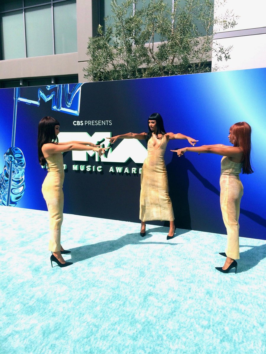 flolikethis's tweet photo. Bitch stole my look #vmas https://t.co/lkuRgbiLe1