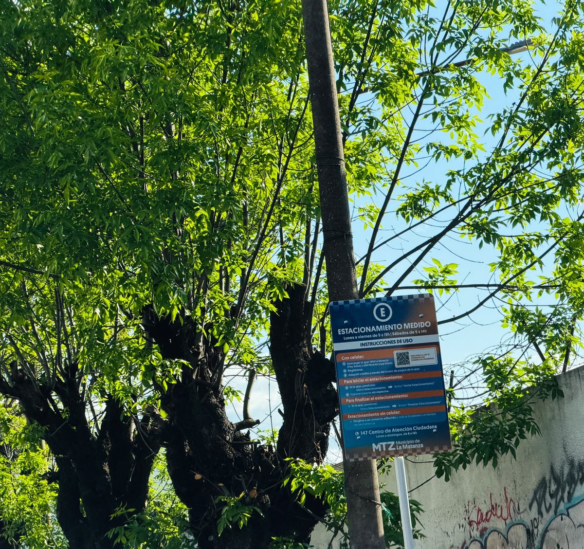 TraductorTeAma's tweet photo. 🚨🇦🇷 GRAVE| DELIRIO ABSOLUTO DE ESPINOZA EN LA MATANZA.

Puso estacionamiento medido en barrios residenciales donde no hay colapso de tránsito alguno.

Si el vecino de un barrio NORMAL quiere estacionar un rato en la vereda ahora tiene que pagarle el Botox a Epsinoza.

El apoyo kuka a los trabajadores es aumentarles impuestos.