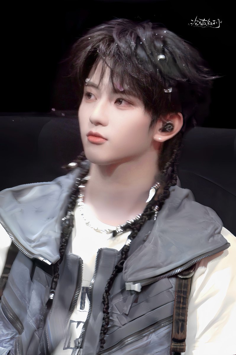 yyajmhappy's tweet photo. Bright lights frame his silhouette.
ZHICHENG LOREAL SHOW 🎇
This collaboration is beyond imagination.
 
#MUZHICHENGxLorealParis
#MUZHICHENG https://t.co/DSzXz0EKqb