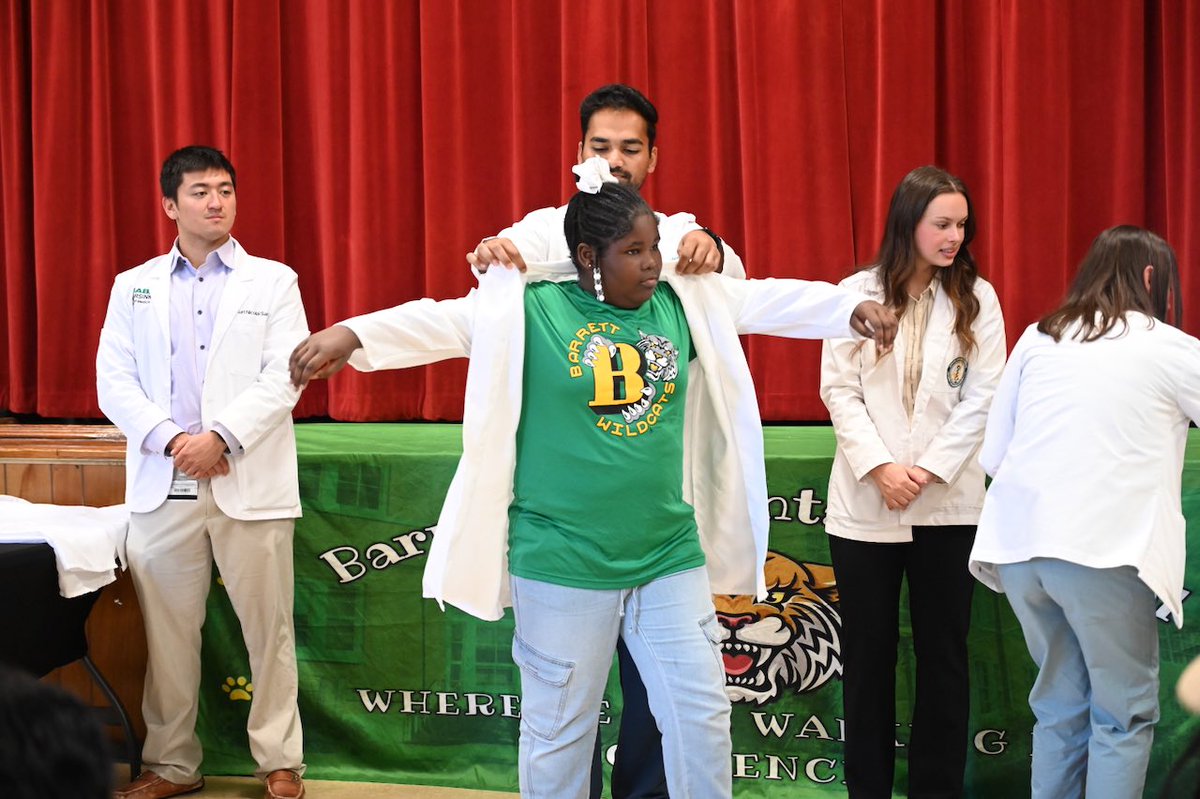 BhamCitySchools's tweet photo. What do you want to be when you grow up?ย ๐ฉ๐ฝโโ๏ธ๐จ๐พโ๐ฌ
Aspiring medical scholars at Barrett Elementary School received their white coats and recited the Hippocratic Oath today.ย #SuccessStartsHere ๐ฉบ
https://t.co/4mszmc8c6k https://t.co/I3Lby1Ksn5