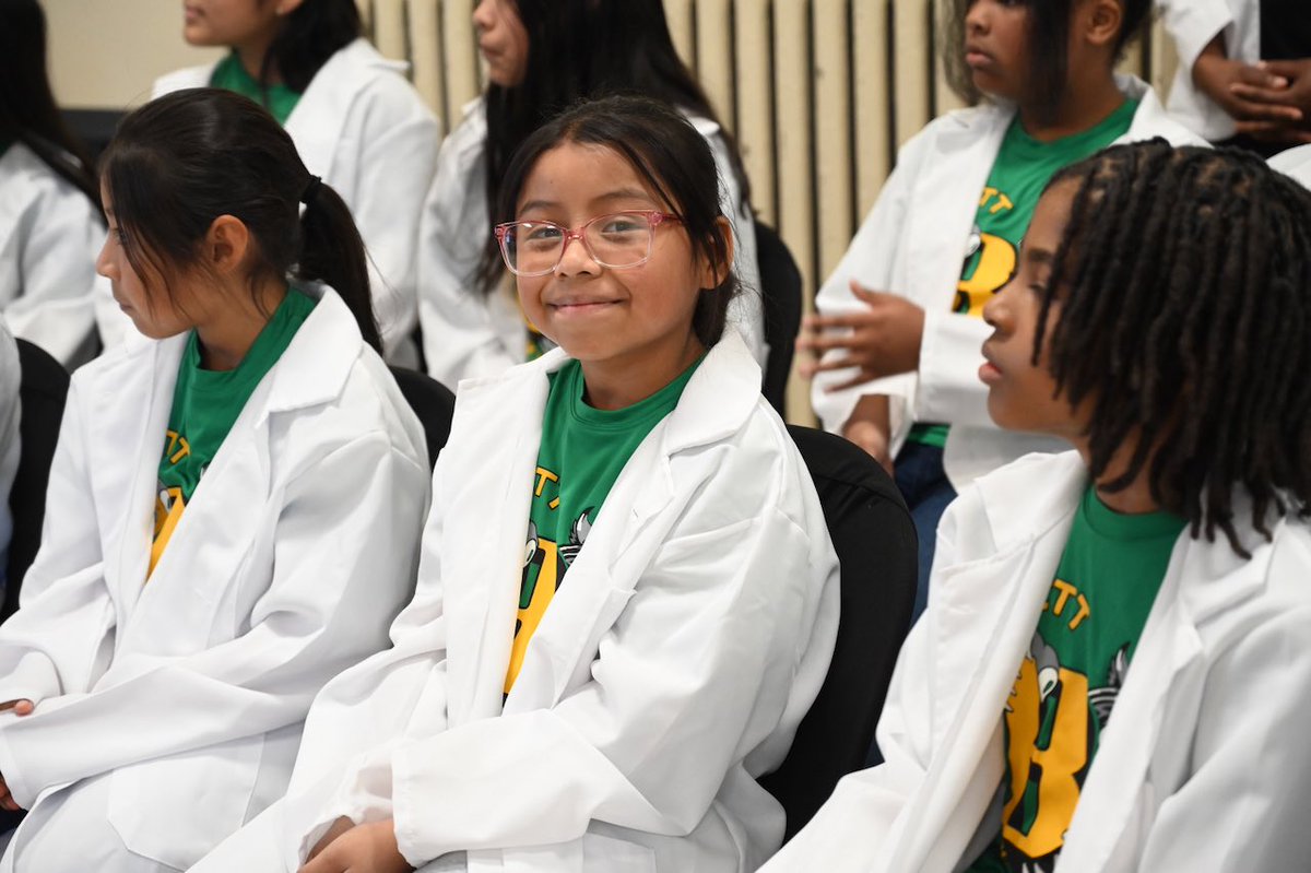 BhamCitySchools's tweet photo. What do you want to be when you grow up?ย ๐ฉ๐ฝโโ๏ธ๐จ๐พโ๐ฌ
Aspiring medical scholars at Barrett Elementary School received their white coats and recited the Hippocratic Oath today.ย #SuccessStartsHere ๐ฉบ
https://t.co/4mszmc8c6k https://t.co/I3Lby1Ksn5