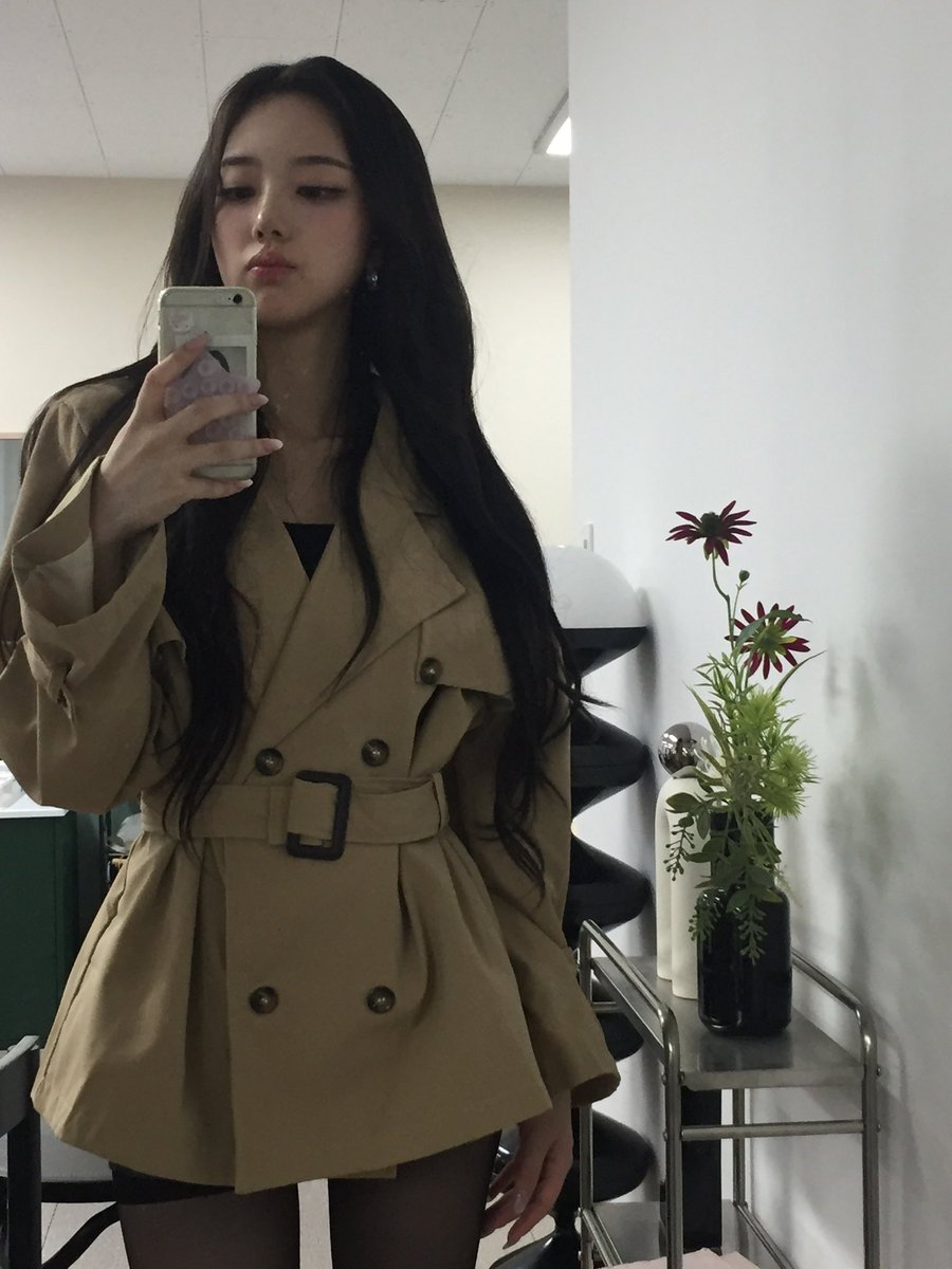 solkiiikiii's tweet photo. Is it trench coat season already? https://t.co/KX6jy03yqn
