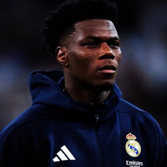 Tactical_FCB's tweet photo. 🚨𝐁𝐑𝐄𝐀𝐊𝐈𝐍𝐆: JOSÉ MOURINHO HAS REPORTEDLY MADE A HUGE DECISION ON AURÉLIEN TCHOUAMÉNI AFTER LIVERPOOL TRANSFER INTEREST.

Liverpool are reportedly keeping contact with Aurélien Tchouaméni’s camp as they continue looking for midfield reinforcements ahead of the January window.

The French midfielder recently extended his Real Madrid contract until 2031.

But according to REPORTS, José Mourinho has already made a decision that could completely change the situation.

🇫🇷 AURÉLIEN TCHOUAMÉNI — NOT GUARANTEED A STARTING PLACE.

Mourinho allegedly wants Tchouaméni to fight for his position rather than automatically retaining his place in the XI.

And here’s where it gets controversial…

MOURINHO COULD MOVE TCHOUAMÉNI OUT OF HIS FAVOURITE ROLE.

The manager reportedly wants more creativity from midfield and is considering using Tchouaméni primarily as the defensive option in selected matches.

That has allegedly caught Liverpool’s attention.

The reported Liverpool plan?

🇫🇷 TCHOUAMÉNI — NEW MIDFIELD ANCHOR
🇩🇪 WIRTZ — ATTACKING MIDFIELD
🇦🇷 MAC ALLISTER — DEEPER ROLE

Liverpool reportedly believe Tchouaméni’s defensive ability, passing range and experience at the highest level could completely transform Iraola’s midfield.

But Madrid have one major problem…

Tchouaméni reportedly wants to remain at the Bernabéu.

If Mourinho continues to leave him out of important matches, however, Liverpool could reportedly make their move.

A January transfer that nobody expected could suddenly become one of the biggest stories of the window.