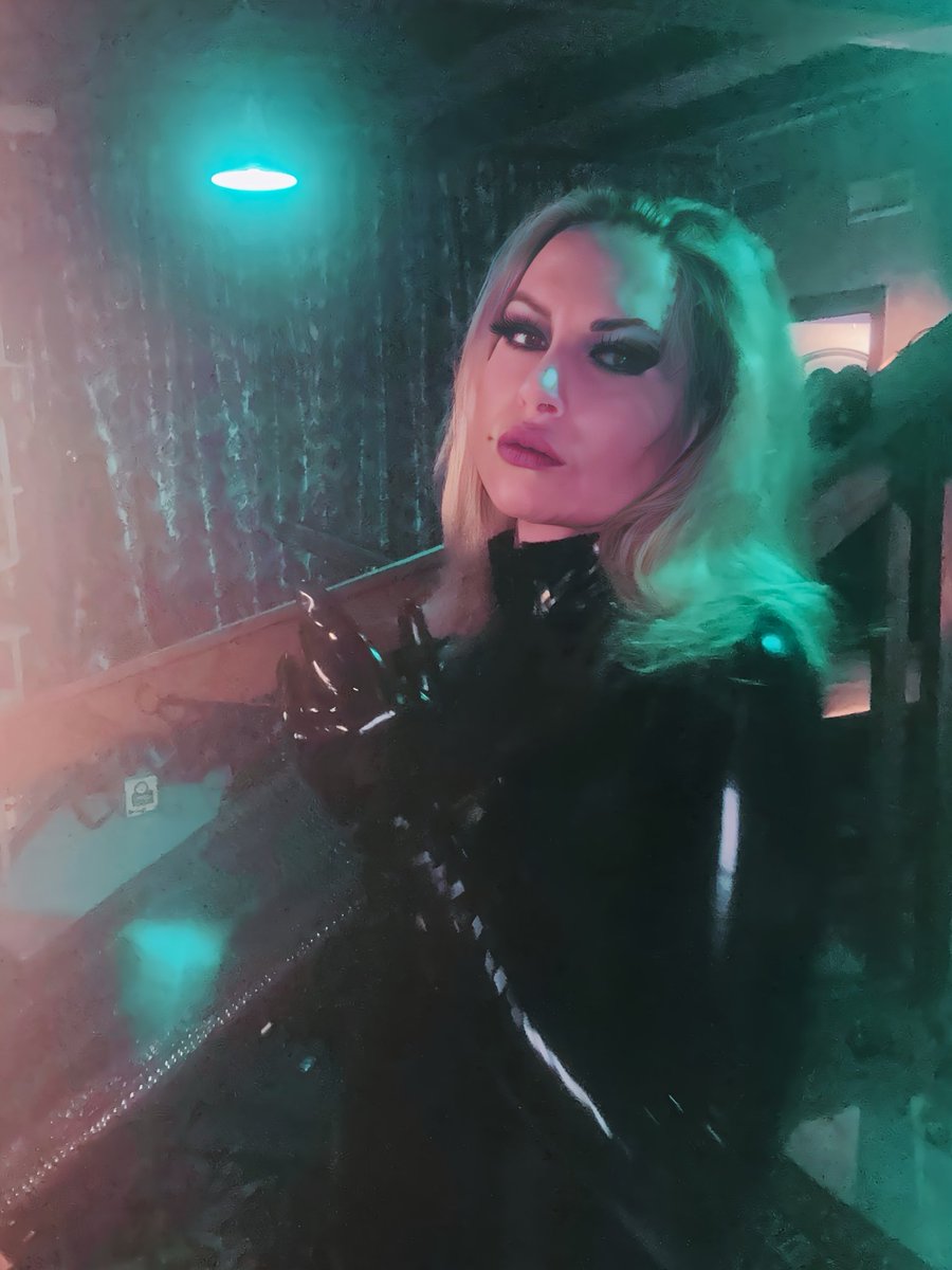 MistressCroix's tweet photo. Hair down or hair down? #prodom #femdom #latexmistress https://t.co/9RqsGg6xqK