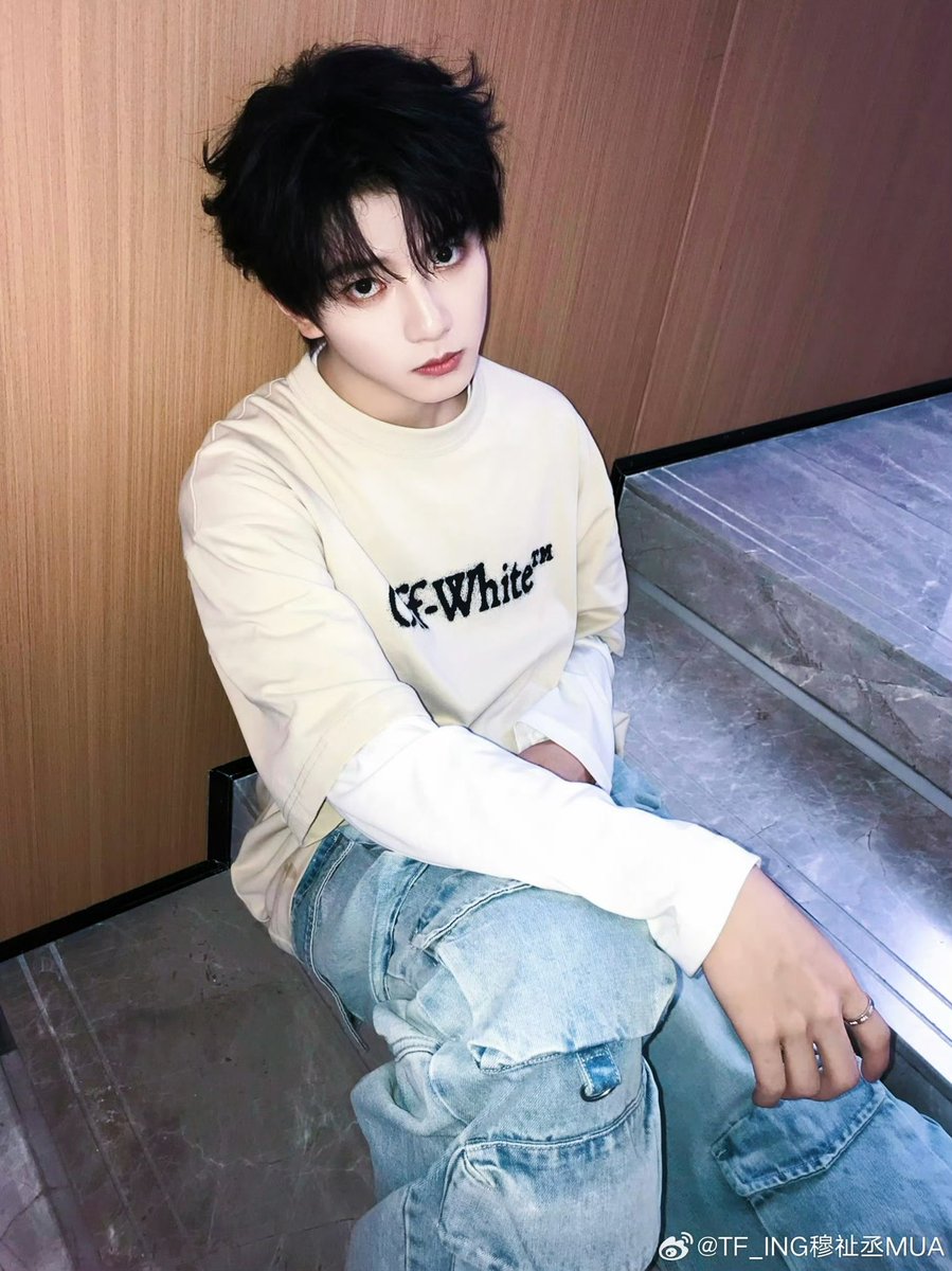 JiminBae411's tweet photo. Zhicheng’s confident gaze while walking forward conveys brave self‑belief, which resonates deeply with the brand’s core idea.

ZHICHENG LOREAL SHOW

#MUZHICHENGxLorealParis

#MUZHICHENG https://t.co/E3Evqp2TRn
