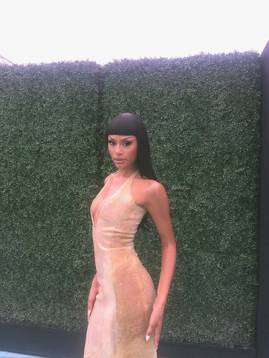 flolikethis's tweet photo. #VMAs https://t.co/EEsOdMV0wZ