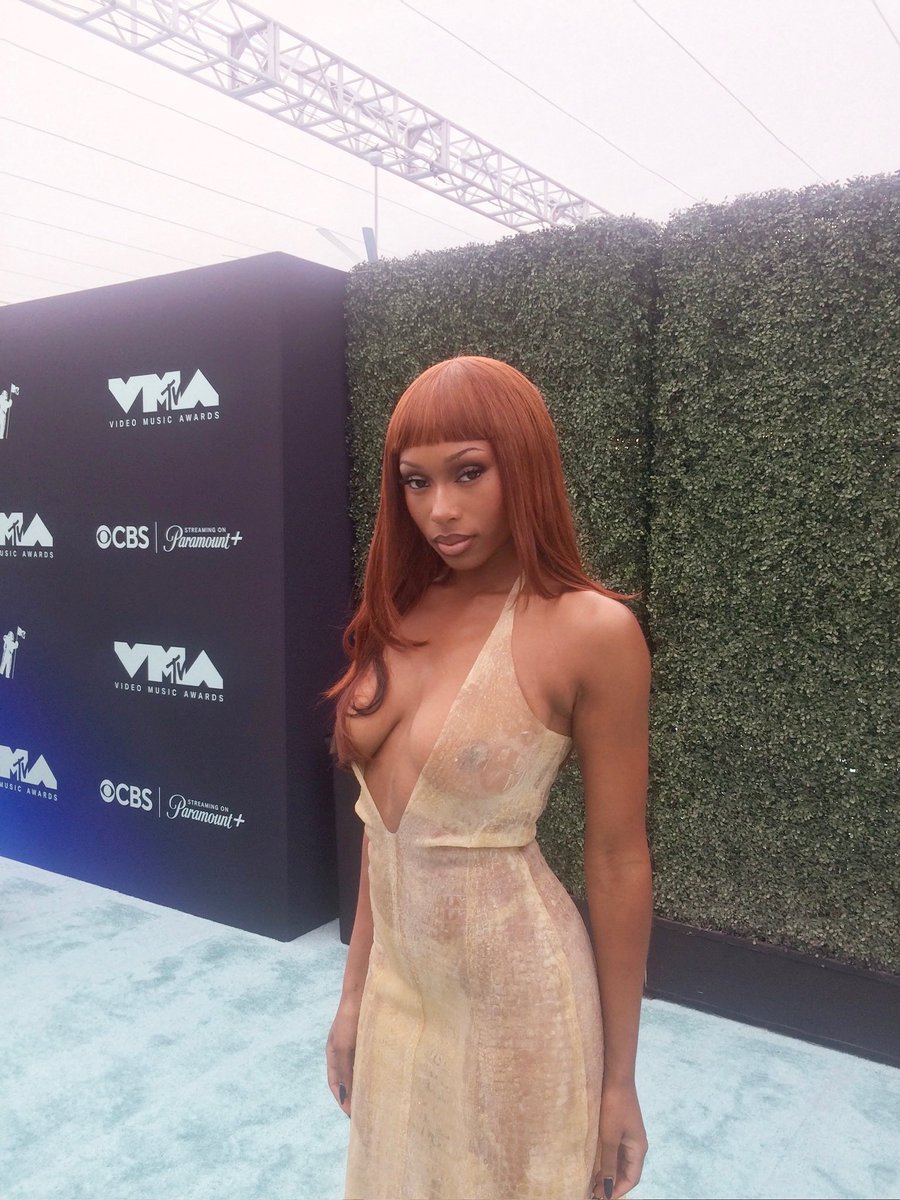 flolikethis's tweet photo. #VMAs https://t.co/EEsOdMV0wZ