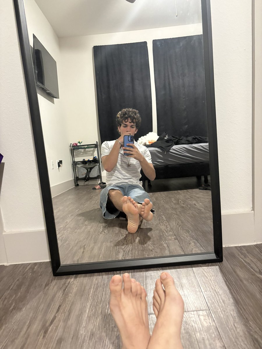 carlossssxxx's tweet photo. imagine these soles oiled up….now goon bro 👅 #malefeet #wataa https://t.co/7mD1vkFIGu