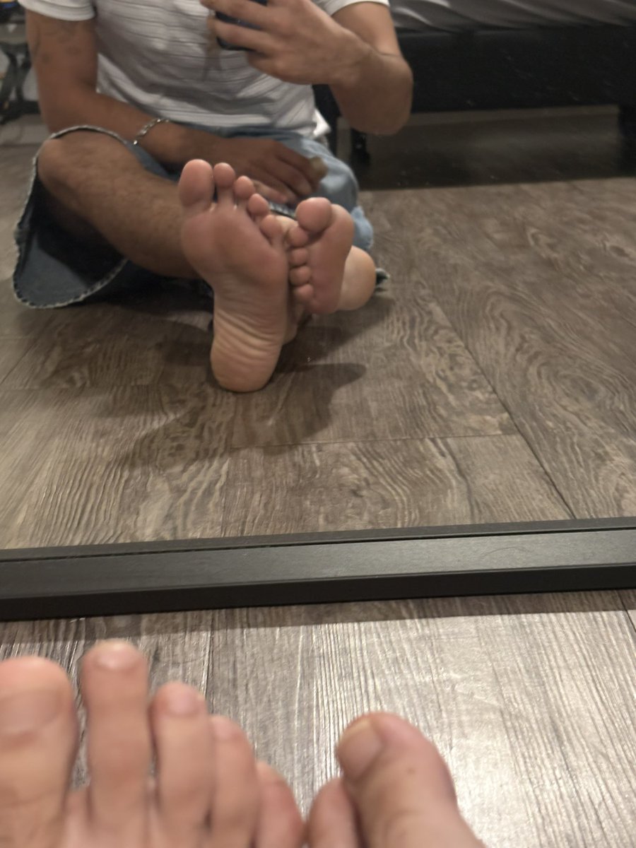 carlossssxxx's tweet photo. imagine these soles oiled up….now goon bro 👅 #malefeet #wataa https://t.co/7mD1vkFIGu