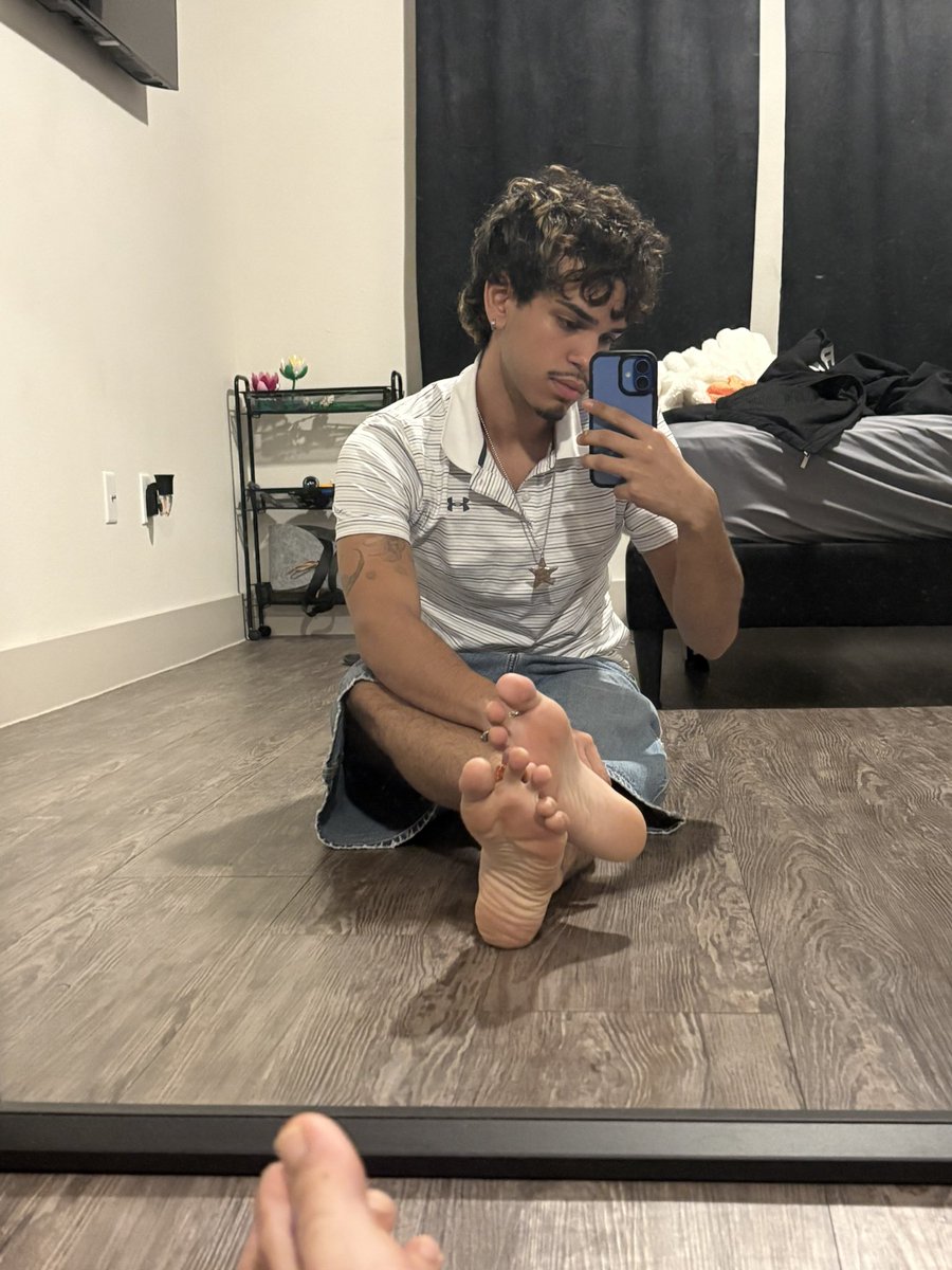 carlossssxxx's tweet photo. imagine these soles oiled up….now goon bro 👅 #malefeet #wataa https://t.co/7mD1vkFIGu