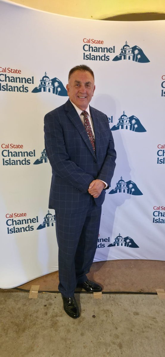 ConsulMexOxn's tweet photo. 📸La tarde del sábado, el cónsul @Santavelri acudió a la 2026 President’s Dinner de @CSUCI #ChannelIslands, encabezada por su rectora, Susan Andrzejewski, espacio para fortalecer la #CooperaciónEducativa y estrechar vínculos con autoridades y líderes del Condado de Ventura🇲🇽🇺🇸🎓 https://t.co/RHLkgavWcu