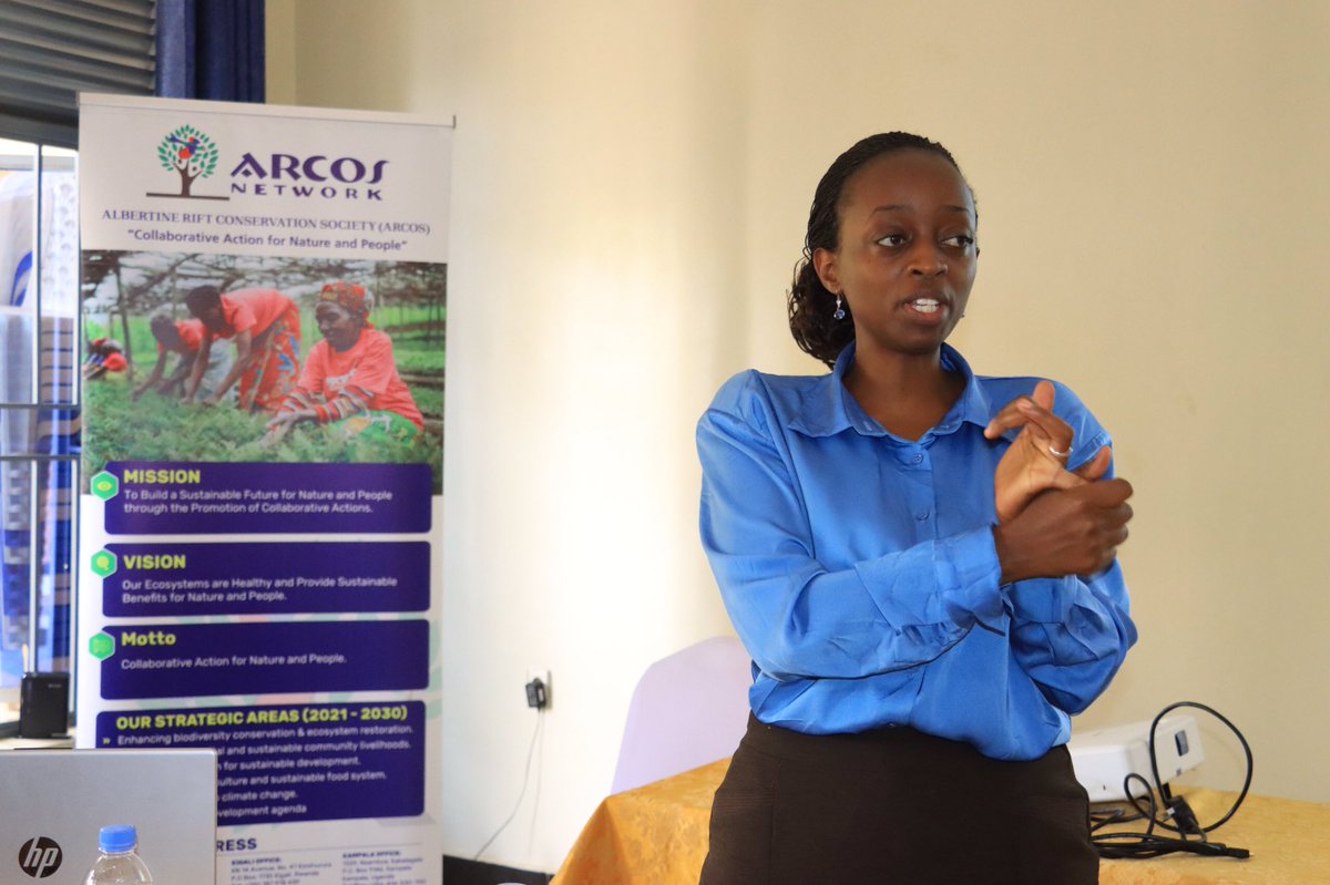 BugeseraDistr's tweet photo. Ku bufatanye bwa @ARCOSNetwork n’Akarere ka Bugesera, kuri uyu wa mbere, abaturage 83 bahagarariye amatsinda y'inshuti z'ibidukikije n’abakozi bashinzwe ubuhinzi, bahawe amahugurwa ku isoko rya karubone  mu rwego rwo kurushaho kubungabunga ibidukikije no kubibyaza umusaruro. https://t.co/djwIyzzd7v