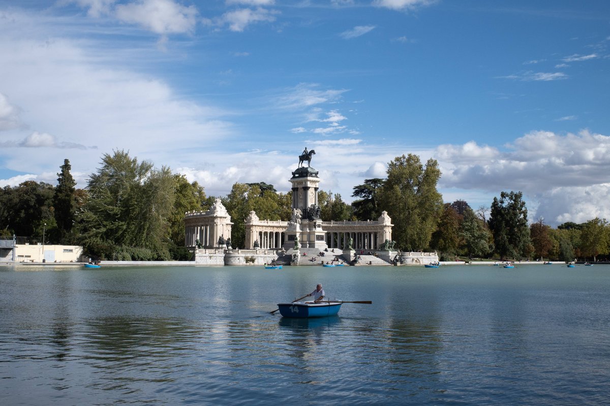 tishLowef00's tweet photo. Ahora estoy en el Parque del Retiro de Madrid, disfrutando de un paseo tranquilo bajo los árboles. Qué día genial para salir! https://t.co/vPnJ6JZRLD