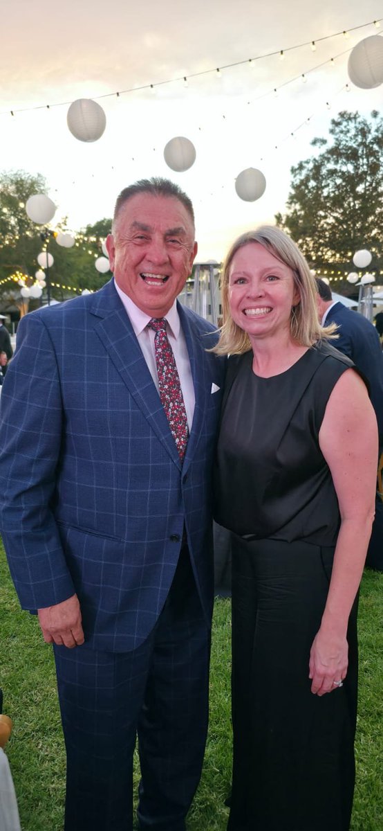 ConsulMexOxn's tweet photo. 📸La tarde del sábado, el cónsul @Santavelri acudió a la 2026 President’s Dinner de @CSUCI #ChannelIslands, encabezada por su rectora, Susan Andrzejewski, espacio para fortalecer la #CooperaciónEducativa y estrechar vínculos con autoridades y líderes del Condado de Ventura🇲🇽🇺🇸🎓 https://t.co/RHLkgavWcu