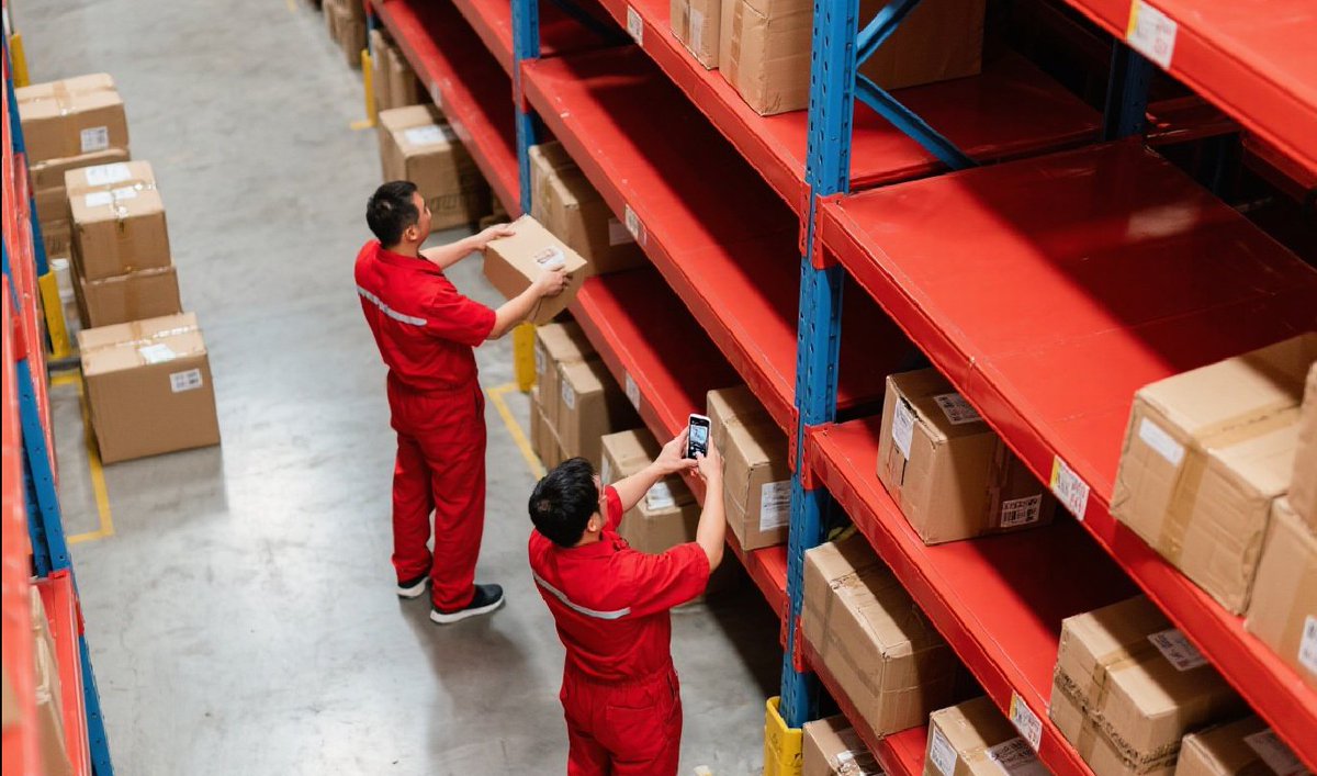clux_vn11896's tweet photo. The guard on duty said he would cluster the incoming supplies for the warehouse to ensure on-time delivery. https://t.co/nSbhRIWpT9