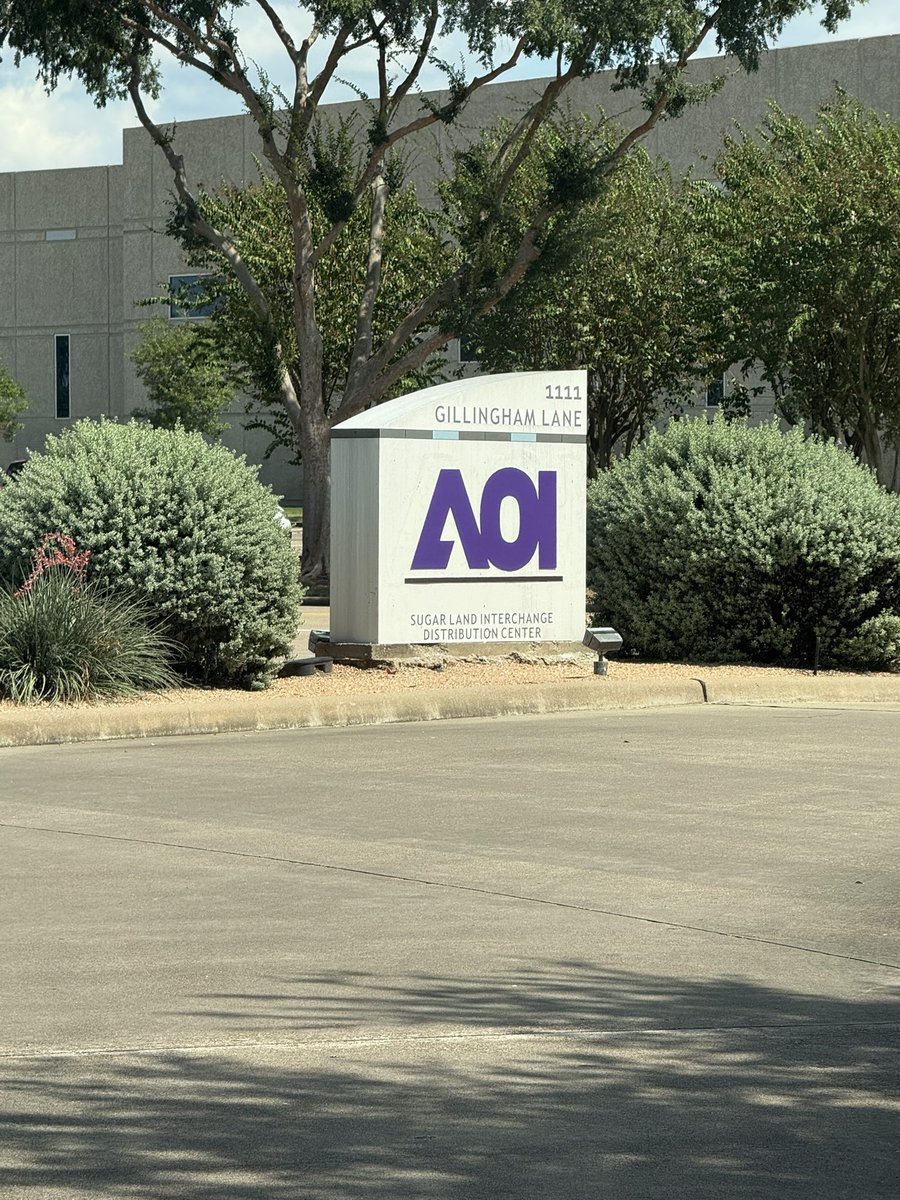 kylecom2's tweet photo. @JonahLupton @joedab12 Was in area so I drove by today. Didn’t realize it was a retrofit of existing facility. HVAC running. Noticed exhaust system still in parking lot. Construction workers were everywhere so they’re busy. https://t.co/QumJ0jp4PJ