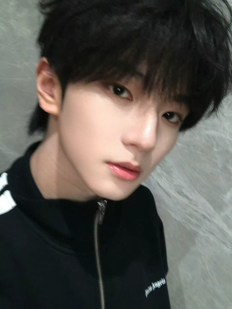 Xxxiaoly's tweet photo. He looks like a prince and performs like a king—Zhicheng is unforgettable. 

ZHICHENG LOREAL SHOW
#MUZHICHENGxLorealParis
#MUZHICHENG https://t.co/DvYBJBPrsy