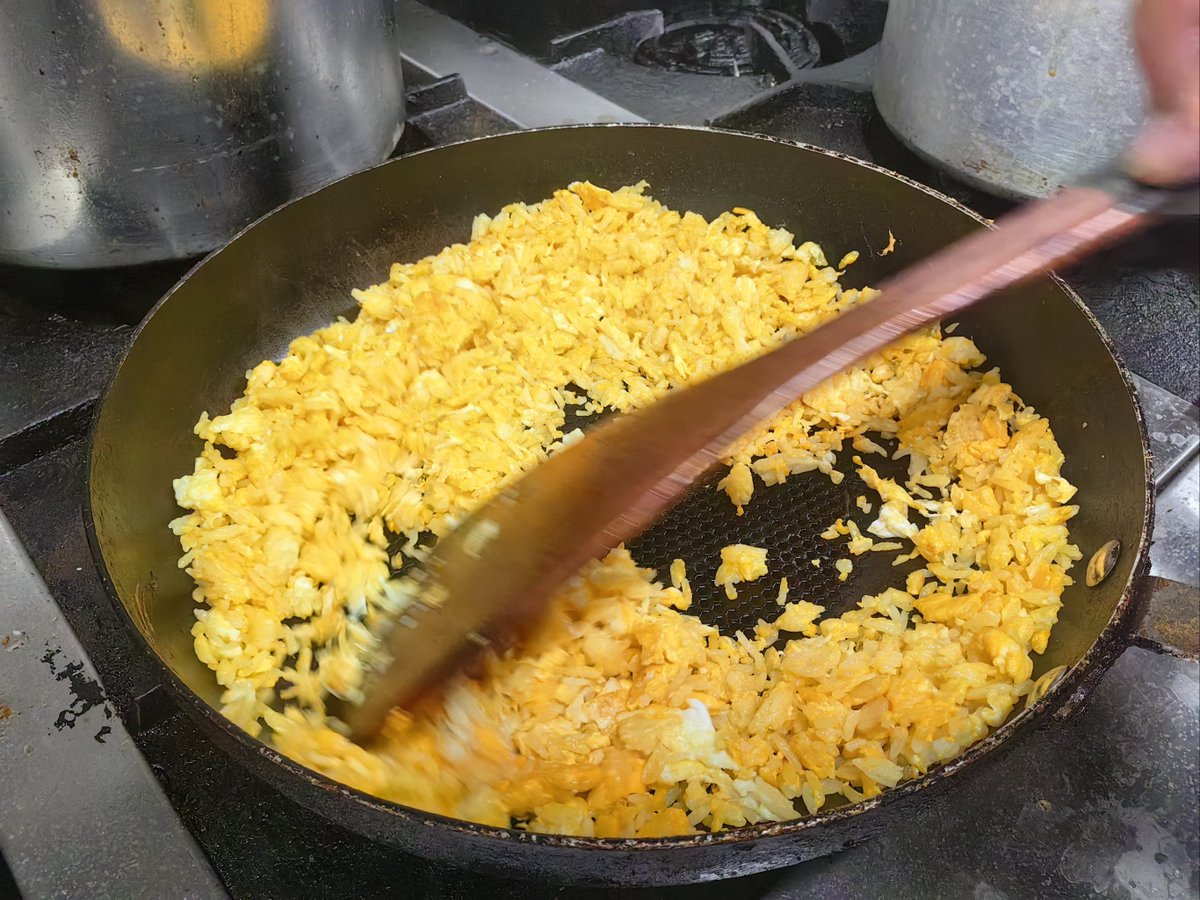 Greenwaynqh7m's tweet photo. Noche de tapas caseras y café caliente! El local está cerrando, pero si te quedas, te preparo un plato de arroz con huevo para calentar el alma. （中文大意：深夜家常Tapas加热咖啡！小店要打烊了，但你若留下，我给你做份蛋炒饭暖暖心。）， https://t.co/V5aCS5sX9d