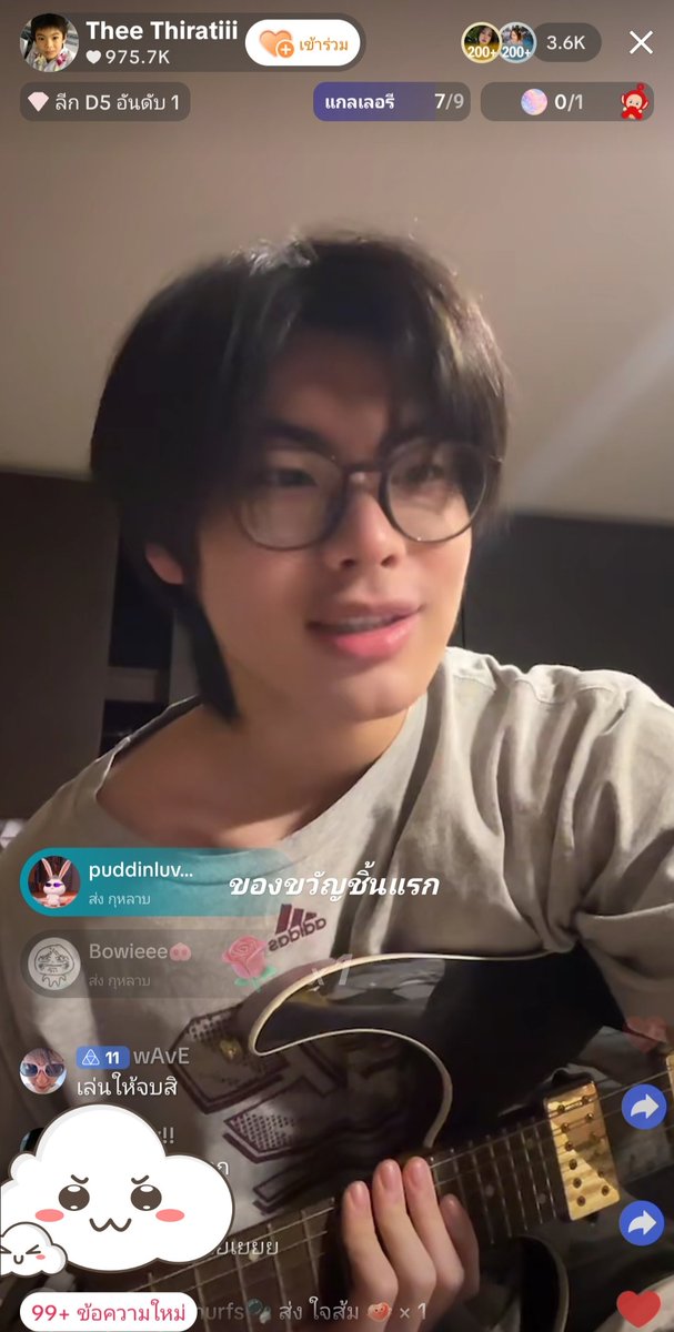Viewzlover's tweet photo. พี่ธีร์ไลฟ์เล่นกีต้าร์ 🎸
🌊: เล่นให้จบสิ

#theewave https://t.co/a6CECMMNSU