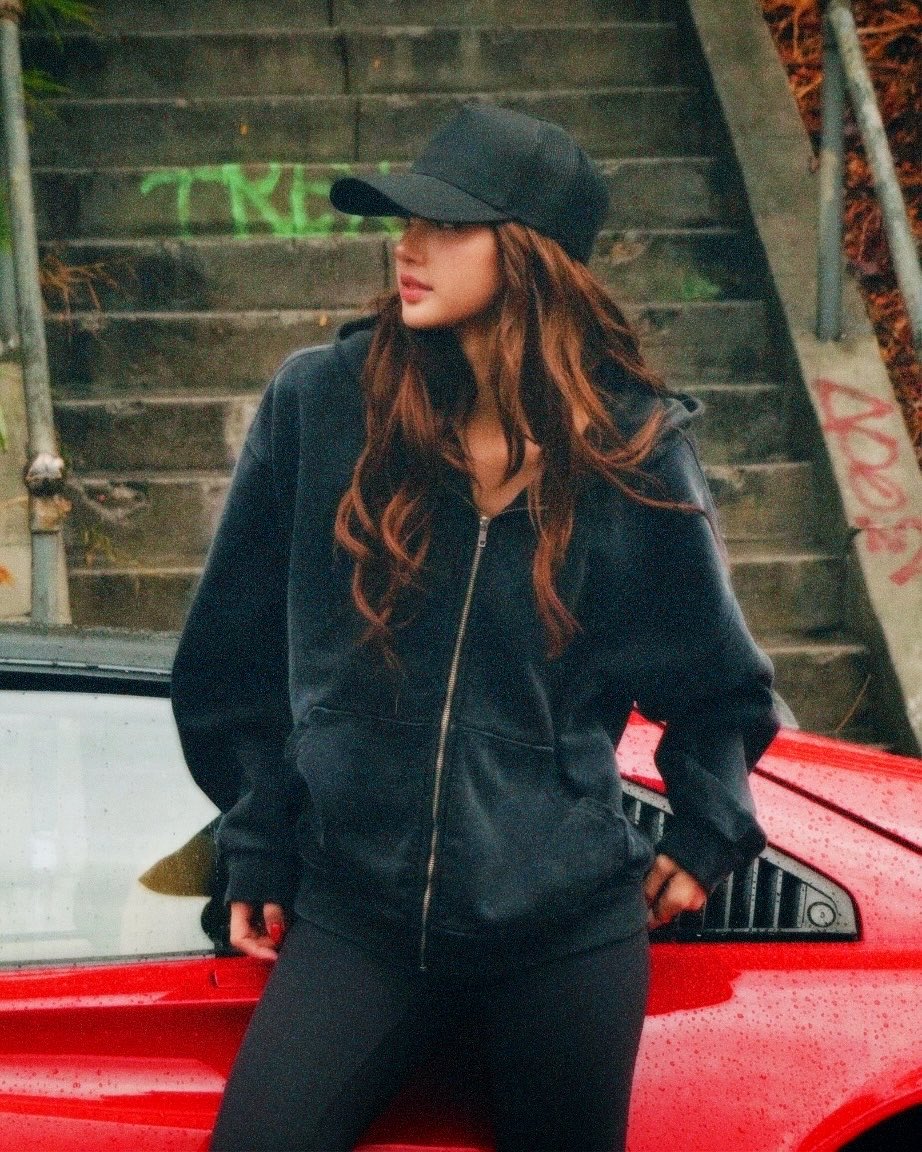 alexrubymx's tweet photo. me encanta como lisa usa éstos outfit se ve bien atractiva 🫦🫦 https://t.co/fRSq6CIRz4