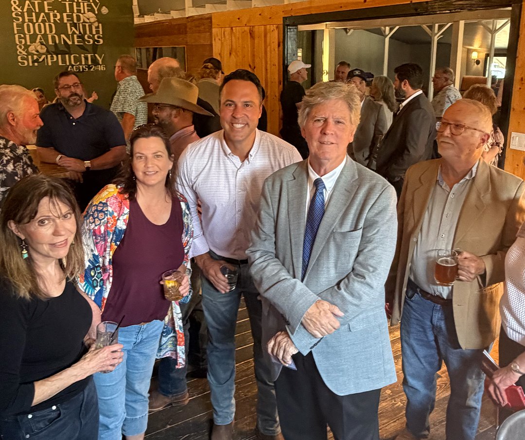 teixeiramark25's tweet photo. Great day in Fredericksburg! Joined Judge Bert Richardson, candidate for Chief Justice of the 4th Court of Appeals, at an energetic get-out-the-vote event hosted by the Fredericksburg Republican Party. Great crowd, lots of enthusiasm, and a group ready to work to keep Texas strong and free.