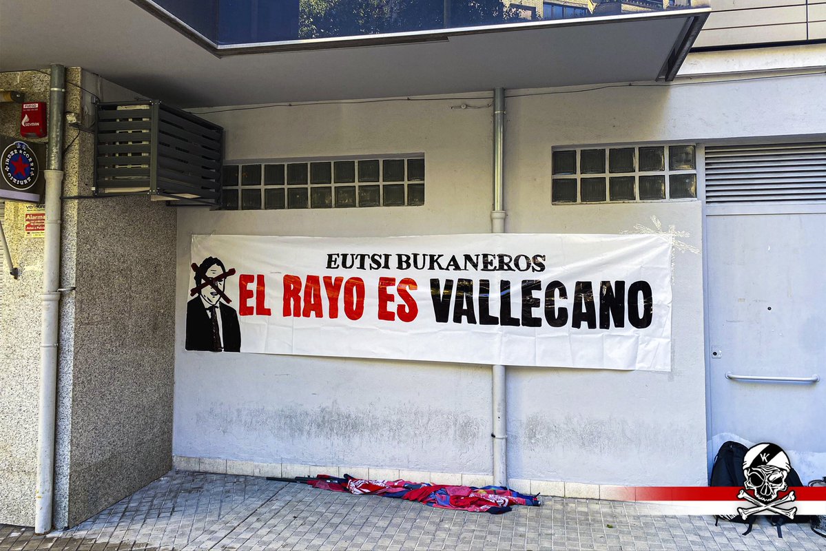 bukaneros92's tweet photo. Después desde innumerables apoyos desde todas partes de Europa se suman también A Coruña, Pamplona y Burdeos.

Sin rumbo, sin objetivos y sin cuidar al aficionado. No hay nadie al volante del @RayoVallecano.

Gracias, amigos. https://t.co/4zX6iOsppY