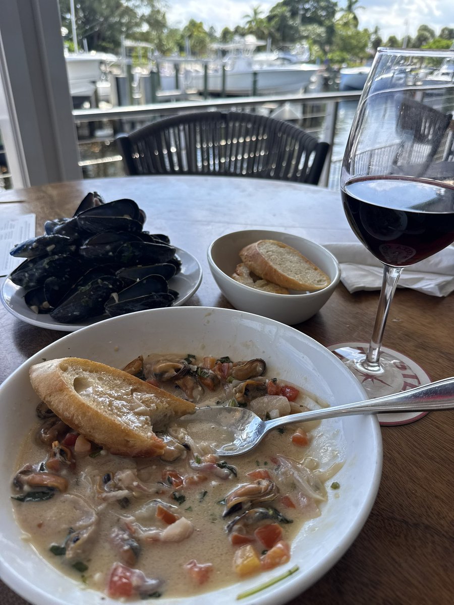 LaceyyBoss's tweet photo. Drunken mussels yacht-side on a Monday while you send your per diem from a dirty Holiday Inn LOL. This is the life you pay for. Findom Femdom Goddess Florida Slave https://t.co/r0sY4nDjks
