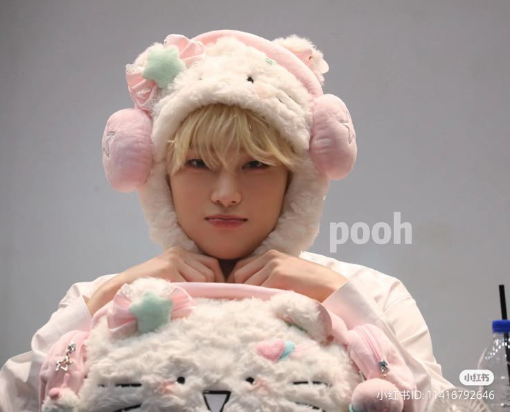 h3arts4hao's tweet photo. I love these pictures he looks so fluffy TT https://t.co/xfUGkg3dGL