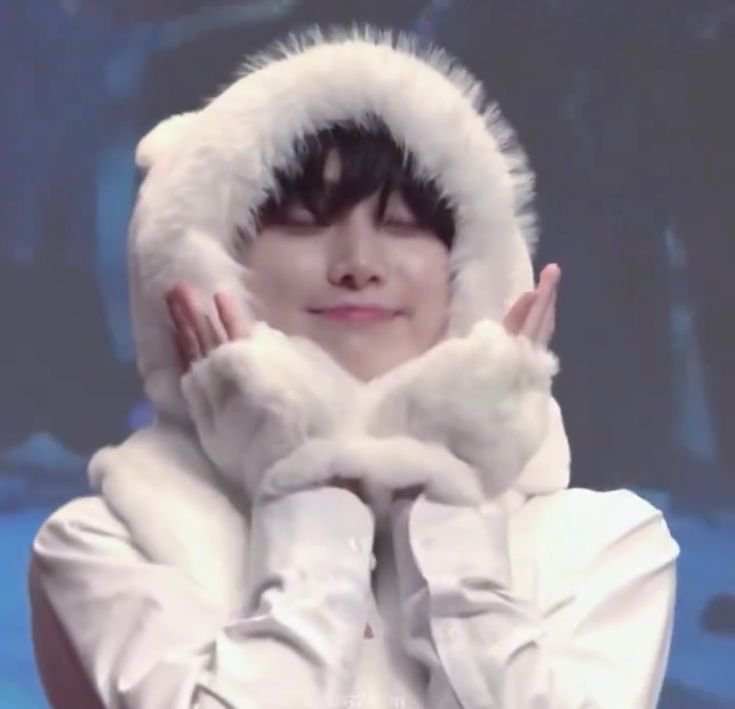 h3arts4hao's tweet photo. I love these pictures he looks so fluffy TT https://t.co/xfUGkg3dGL
