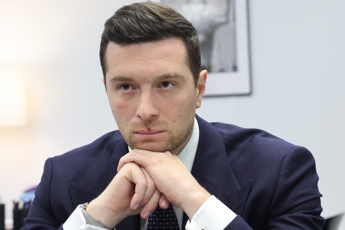 le_Parisien's tweet photo. Propos antisémites attribués à Jordan Bardella : le président du RN déplore des accusations « délirantes » et annonce porter plainte
➡️ https://t.co/mVy5NucF4K https://t.co/0dNyi3AxcS