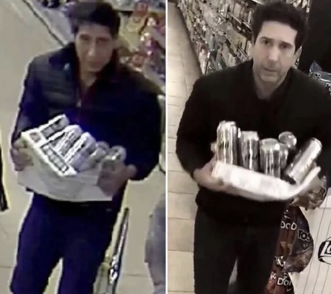 Roybattyforever's tweet photo. En octubre de 2018, la policía de Blackpool publicó en Facebook la imagen de un hombre buscado por un robo en un restaurante, el tipo robó una caja de cervezas. Los comentarios se llenaron de chistes de Friends porque el tipo era clavado a Ross.

La policía tuvo que aclarar que David Schwimmer estaba en Estados Unidos ese día. Entonces el actor subió un vídeo en una tienda con cervezas y mirando a cámara con cara de culpable: "Agentes, juro que no fui yo. Como ven, estaba en Nueva York"🤣

Semanas después detuvieron al doble en Londres.
