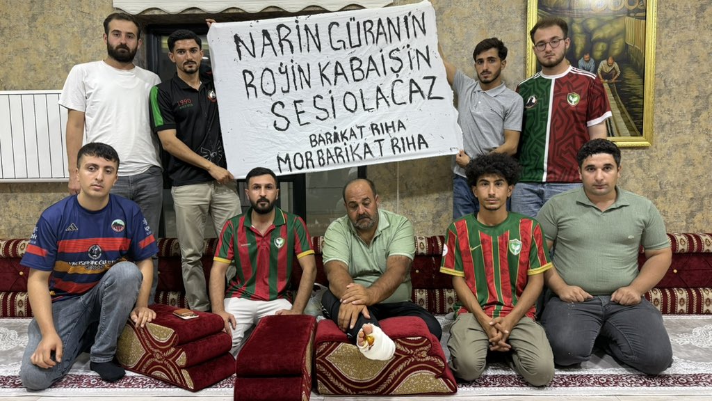 metinyoksu's tweet photo. Amedspor Taraftarları’ndan Narin Güran Yürüyüşüne Destek

Özel Haber - Metin Yoksu 

Amedspor Barikat Grubu, tüm kentlerdeki grup üyelerine çağrı yaparak Narin Güran yürüyüşüne destek verilmesini istedi. Çağrıya katılan Mor Barikat Urfa ve Barikat Urfa, hazırladıkları pankart ile Arif Güran’ı Urfa girişinde karşıladı.

Barikat Taraftar Grubu, kent merkezine 20 kilometre kala baba Arif Güran’ı dinlenme tesislerinde karşılayıp basın açıklaması yapmak istedi. Baba Güran’ın ayağındaki enfeksiyonun artmasıyla dinlenme tesisinin karşısında bulunan Şeyh Zeliha köyünde misafir edildi. Tedavi nedeniyle taraftar grupları basın açıklamasını iptal ederken baba Arif Güran’ı grup temsilcileri ziyaret etti.

Barikat Urfa grup sözcülerinden Veysel Şeyhanlı, Narin Güran hakikatinin ortaya çıkarılması talebiyle yapılan yürüyüşü desteklediklerini ve tüm kentlerde Barikat Grubu olarak destek vereceklerini söyledi. Şeyhanlı ayrıca Arif Güran’ın yol boyunca gideceği kentlerdeki diğer takımların taraftar gruplarına da çağrı yaparak baba Güran’a destek verilmesi gerektiğine vurgu yaptı.

Şeyhanlı ayrıca kent içinden geçerken Baba Güran’ı yalnız bırakmayacaklarını söyledi.