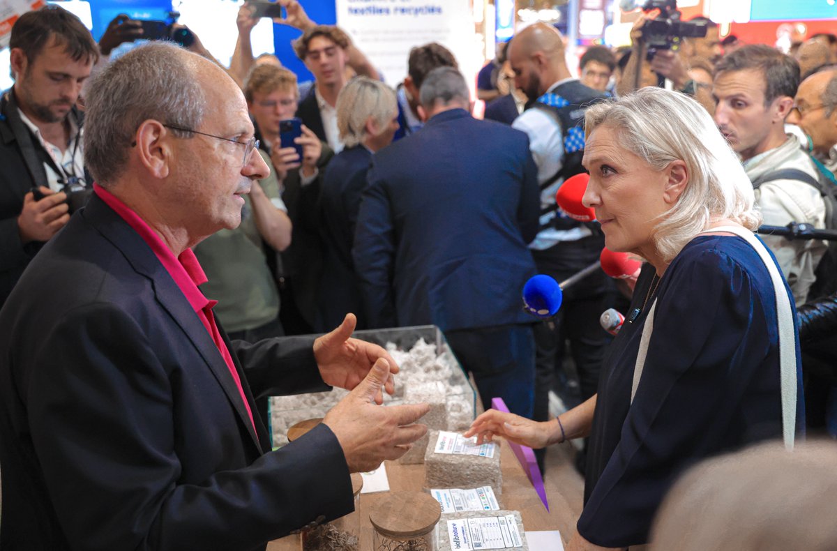 MLP_officiel's tweet photo. Le logement est à la croisée des chemins de toutes les préoccupations des Français.

Les mesures que nous proposerons, parmi toutes celles qui constitueront mon projet présidentiel permettront de libérer l'économie et de renouer avec la prospérité.

Merci aux professionnels du bâtiment et de la construction présents aujourd'hui au salon Batimat pour ces échanges fructueux !