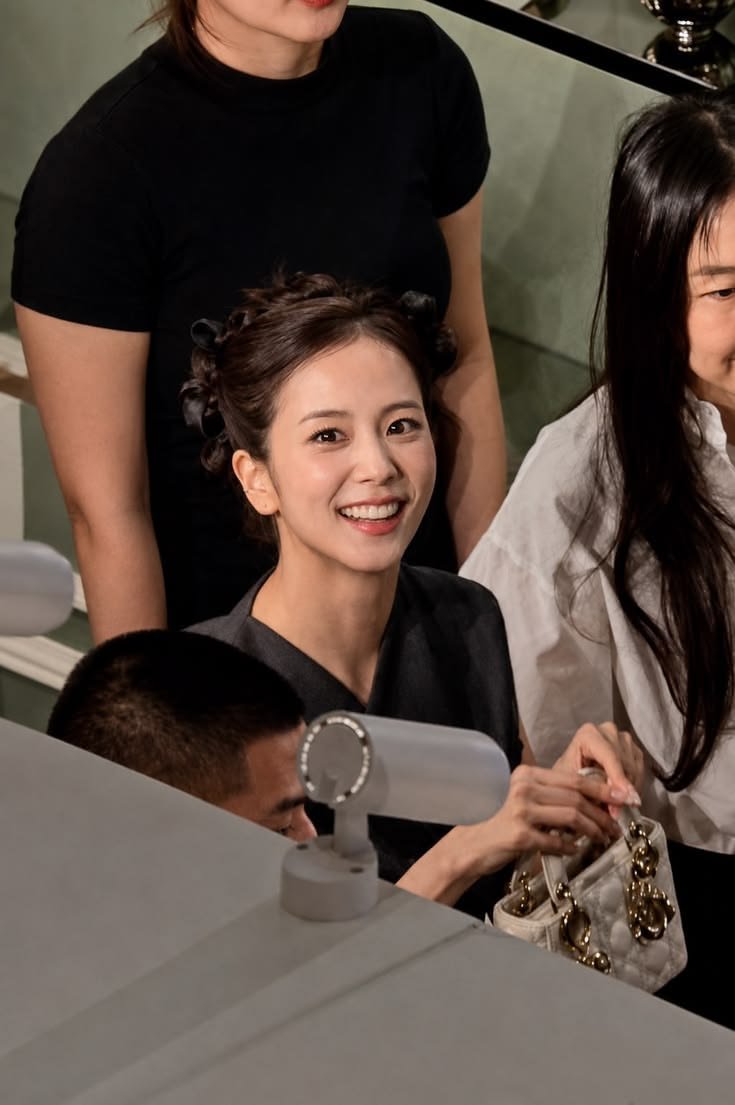 angelinagqbr's tweet photo. “Happiness is the secret to all beauty. There is no beauty that is attractive without happiness.” — Christian Dior

DIOR PRINCESS JISOO AT PARIS
#JISOOxDior #DiorSummer27 https://t.co/TbChA77KwM