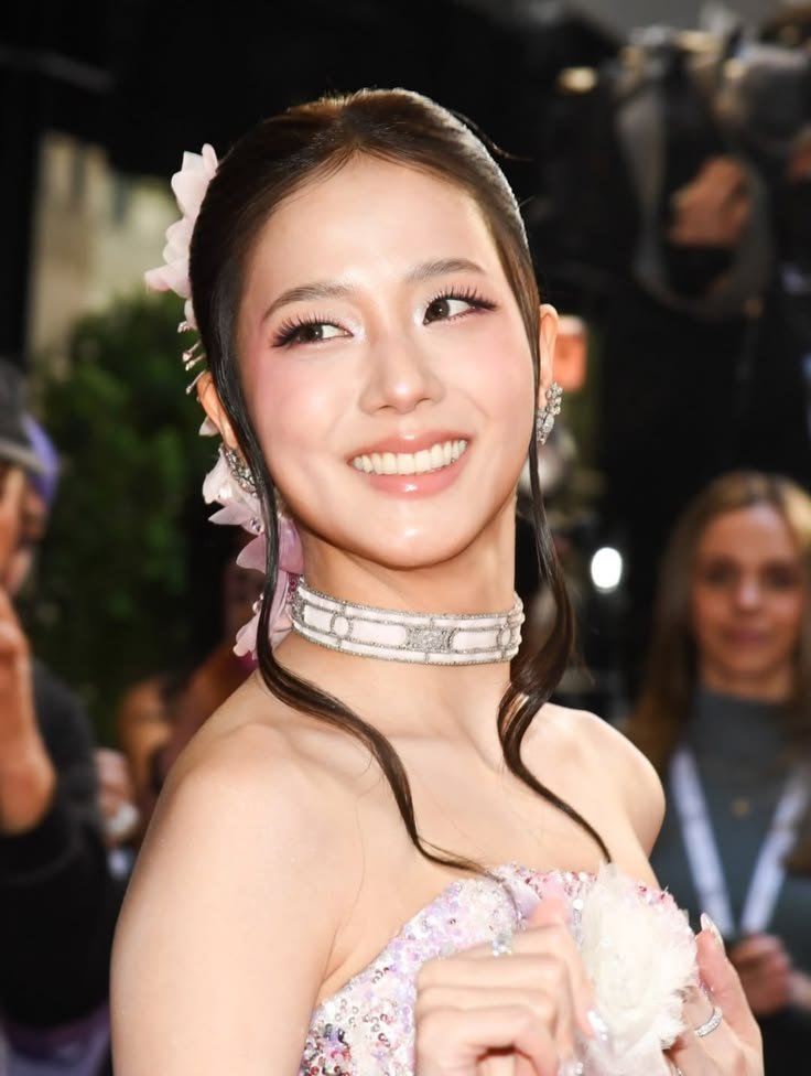angelinagqbr's tweet photo. “Happiness is the secret to all beauty. There is no beauty that is attractive without happiness.” — Christian Dior

DIOR PRINCESS JISOO AT PARIS
#JISOOxDior #DiorSummer27 https://t.co/TbChA77KwM