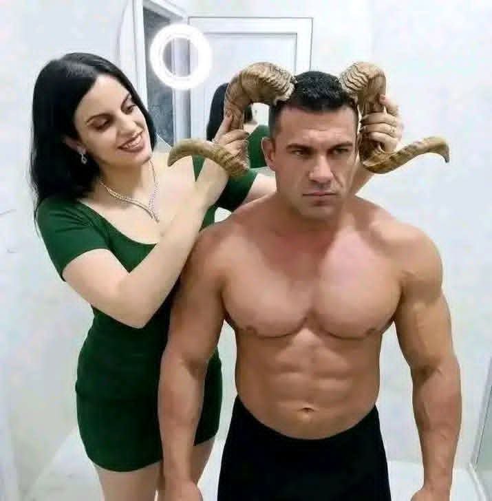 aqjrlm's tweet photo. من أجمل ما قيل عن التحرر:
الزوج والزوجة يبقوا أصدقاء أولًا، شركاء ثانيًا، وعشاق ثالثًايضحكون مع بعض، يختلفون بإحترام ويتصالحون بصدق كل واحد ياخذ مساحته، ويرجع للآخر بإرادته ليس مُجبر https://t.co/TT3OafMarS