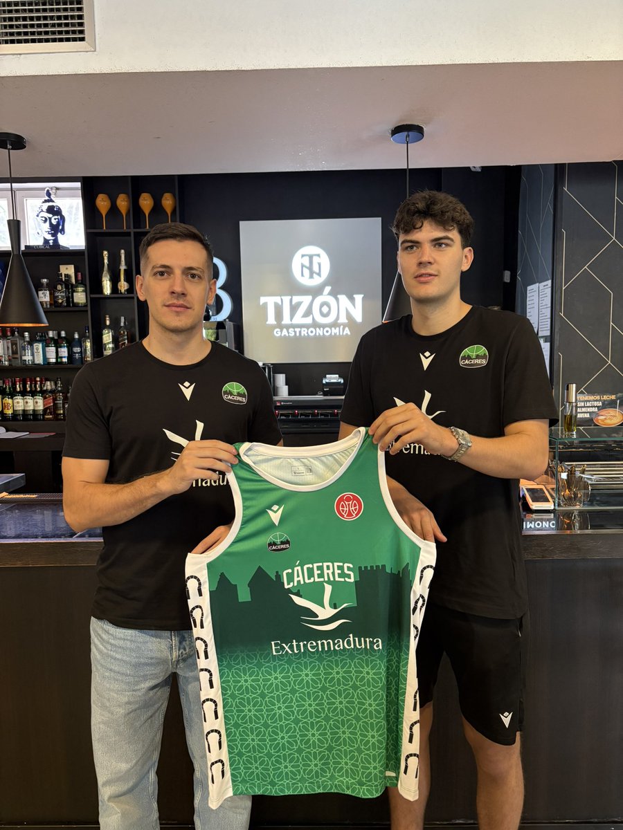 Caceres_Basket's tweet photo. 🎙️Presentación de Albert Lafuente y Pol Campeny en Tizón.

👉🏻🔗 https://t.co/kTPAG9zPVw https://t.co/I3ePAzzuZZ