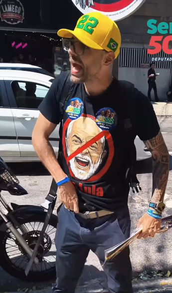 lucasmourao_'s tweet photo. Tá virando tradição: toda eleição aparece um bolsonarista ameaçando as pessoas com arma de fogo. Antes, Zambelli; agora, esse daí. https://t.co/zIYS2ZYpFi