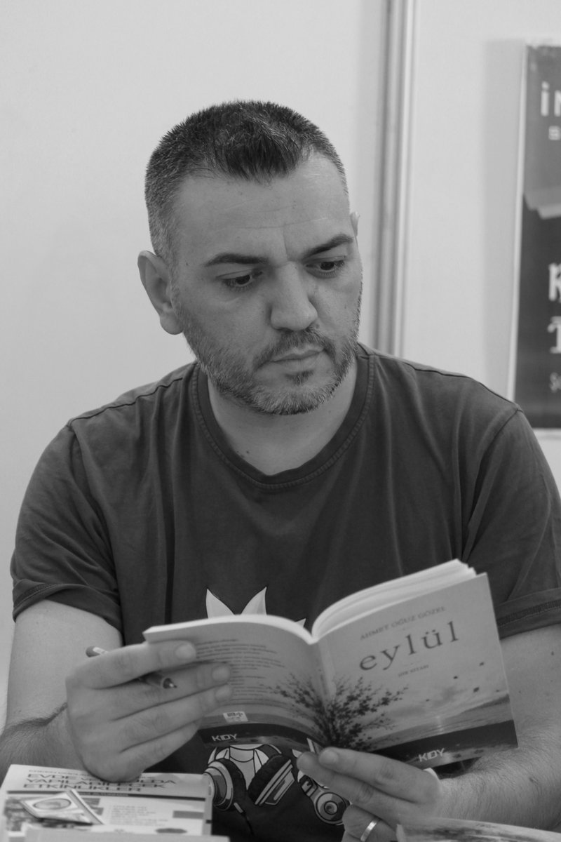 akturk_devrim's tweet photo. Fotoğraflar: Devrim AKTÜRK

Bu yıl ki kitap fuarı her ne kadar da beklediğimin çok altında kalsa da yepyeni yazarlar ve yepyeni eserlerle üreten, metinler kaleme alan birilerinin olduğunu görmek beni çok mutlu etti...

DİYŞAD Standı • @DiysadD https://t.co/7txvXx5u3s