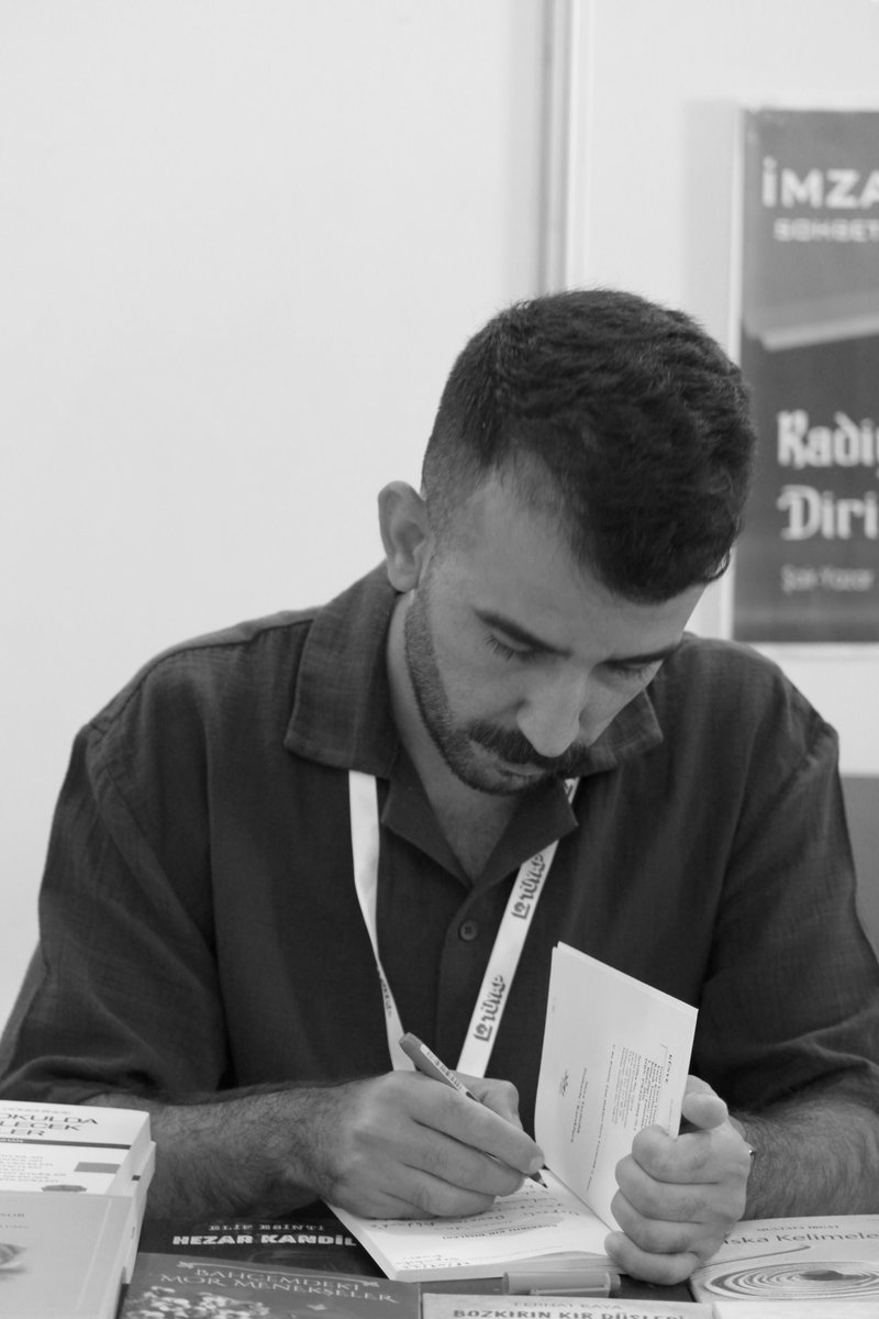 akturk_devrim's tweet photo. Fotoğraflar: Devrim AKTÜRK

Bu yıl ki kitap fuarı her ne kadar da beklediğimin çok altında kalsa da yepyeni yazarlar ve yepyeni eserlerle üreten, metinler kaleme alan birilerinin olduğunu görmek beni çok mutlu etti...

DİYŞAD Standı • @DiysadD https://t.co/7txvXx5u3s