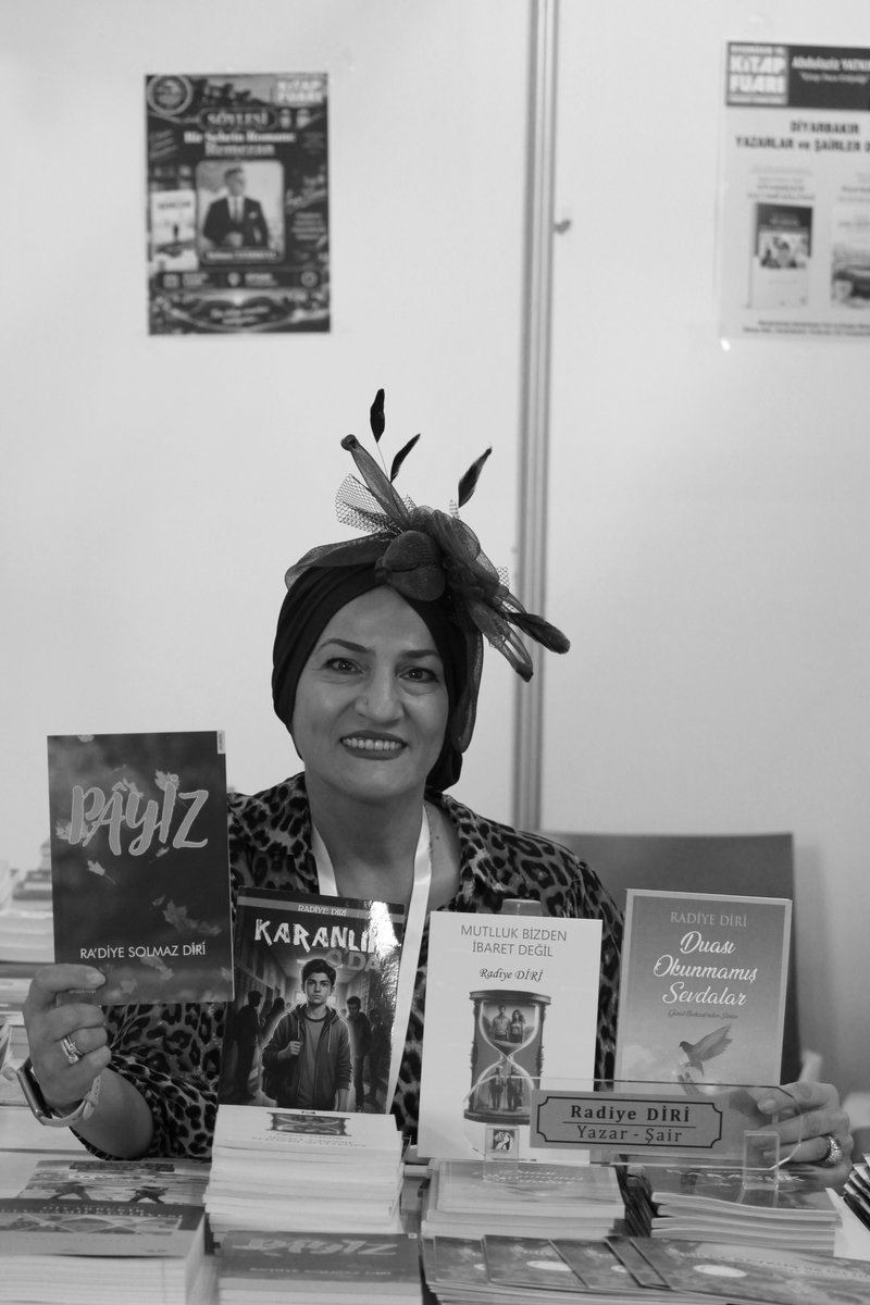 akturk_devrim's tweet photo. Fotoğraflar: Devrim AKTÜRK

Bu yıl ki kitap fuarı her ne kadar da beklediğimin çok altında kalsa da yepyeni yazarlar ve yepyeni eserlerle üreten, metinler kaleme alan birilerinin olduğunu görmek beni çok mutlu etti...

DİYŞAD Standı • @DiysadD https://t.co/7txvXx5u3s