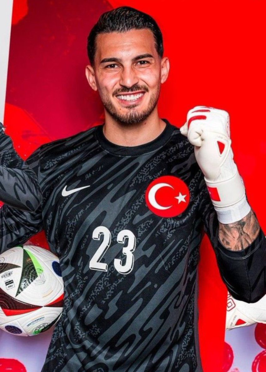 GalaParcali's tweet photo. Günah keçisi yapılan adamlar yok 27 dakikada 3 gol yedik Galatasaray düşmanlığınız batsın!!! https://t.co/aZ6QMWf4ba