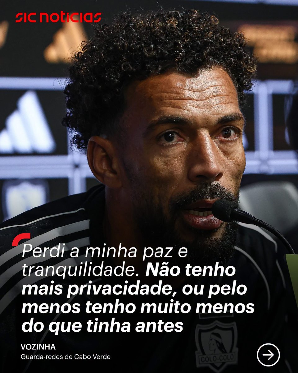 dissidente1983's tweet photo. Vozinha descobriu o lado da fama que ninguém publica no Instagram.

Fez um Mundial extraordinário por Cabo Verde e tornou-se uma figura mundial praticamente de um dia para o outro. Agora admite que, se pudesse escolher, preferia a vida que tinha antes.

Eu consigo perceber porquê.

Há poucas coisas mais violentas no futebol do que a velocidade com que mudamos aquilo que exigimos de um jogador.

Vozinha podia fazer exatamente as mesmas defesas durante anos e quase ninguém reparava. Bastaram algumas semanas num Mundial para mudar tudo. Agora já não olham para ele como o guarda-redes que sempre foi. Olham para o herói que viram na televisão.

E aí começa o problema.

Ontem eras um guarda-redes mediano de uma segunda liga. Hoje exigem-te que sejas Courtois.

Fazes uma grande defesa e já era esperado. Sofres um golo que talvez pudesses defender e aparecem imediatamente as comparações com o Mundial. Um período excecional da carreira transforma-se, sem ninguém te perguntar, no teu novo nível mínimo.

A fama faz isto.

Não melhora subitamente o jogador. Aumenta brutalmente o número de pessoas que o julgam.

Depois entra pela vida dentro. Fotografias. Vídeos. Abordagens. Redes sociais. Gente que acha perfeitamente normal filmar alguém porque o viu defender penáltis na televisão.

Nós vemos o lado engraçado. Ele explicou o outro. Perdeu paz, tranquilidade e grande parte da privacidade.

Talvez seja esta a parte mais interessante da história de Vozinha.

Passamos anos a preparar um futebolista para suportar o fracasso.

Quando o sucesso lhe cai em cima de um dia para o outro, assumimos simplesmente que saberá viver com ele.