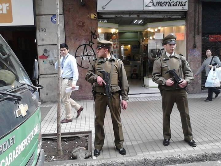 anti_merluzop's tweet photo. Antes era común ver a un Carabinero y PDI con subametralladoras UZI para defender la población y ellos mismos, pero llegó la vieja nefasta de Michelle Bachelet y empezó a quitarle facultades en beneficio de los delincuentes, también el cobarde Piñera. https://t.co/ug9BaUlmLO