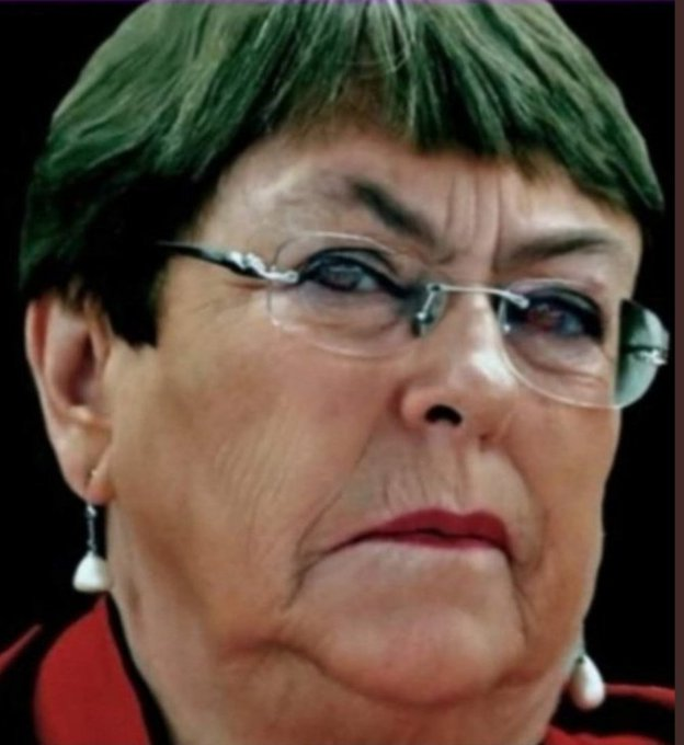 anti_merluzop's tweet photo. Antes era común ver a un Carabinero y PDI con subametralladoras UZI para defender la población y ellos mismos, pero llegó la vieja nefasta de Michelle Bachelet y empezó a quitarle facultades en beneficio de los delincuentes, también el cobarde Piñera. https://t.co/ug9BaUlmLO