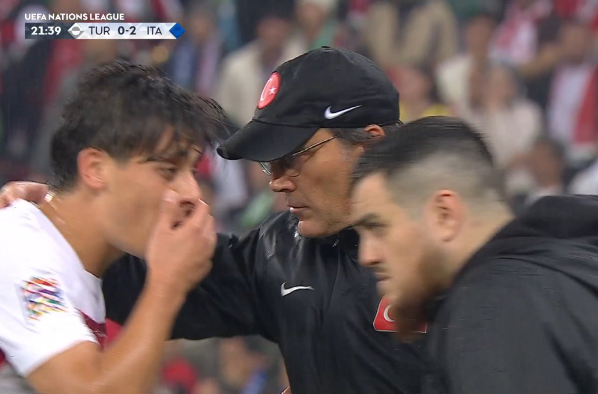 lemarcaspors_'s tweet photo. İtalya'nın ikinci golü sonrası Arda Güler, Montella'nın yanına gelerek taktik değişikliği istedi. https://t.co/IWV6JuMO8j