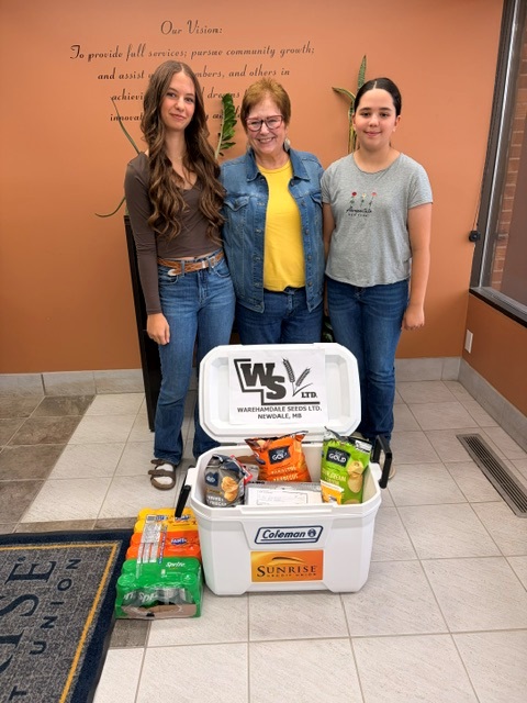 SunriseCU's tweet photo. Congratulations to our Harvest Cool Down winner, Shirley Wareham from Minnedosa 🌾

Shirley stopped by with her grandchildren Charlee and Madi to pick up a cooler filled with snacks and drinks!

Thank you to all farmers and their families for their hard work as harvest continues! https://t.co/mjY5WaKhLp